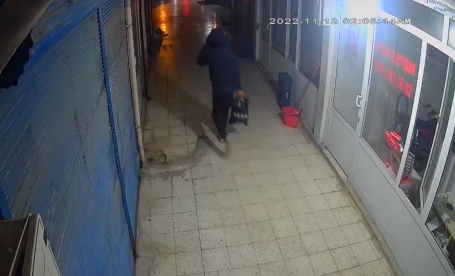 Dükkana Pencereden Giren Hırsız, Poşet Dolusu Cep Telefonu Çaldı
