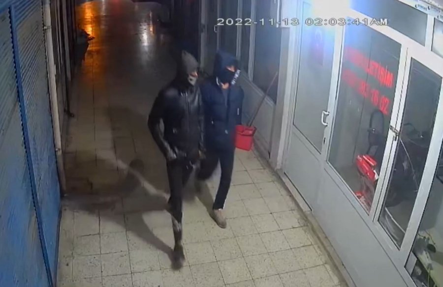 Dükkana Pencereden Giren Hırsız, Poşet Dolusu Cep Telefonu Çaldı