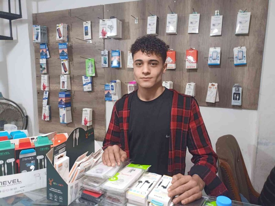 Dükkana Pencereden Giren Hırsız, Poşet Dolusu Cep Telefonu Çaldı