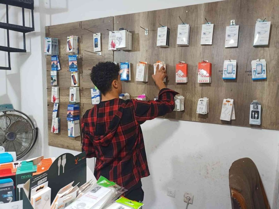 Dükkana Pencereden Giren Hırsız, Poşet Dolusu Cep Telefonu Çaldı