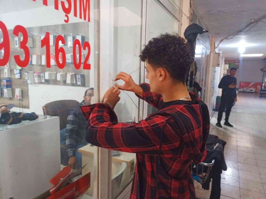 Dükkana Pencereden Giren Hırsız, Poşet Dolusu Cep Telefonu Çaldı