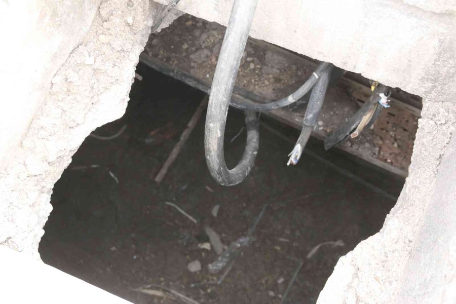 Yer Altından Kilometrelerce Yürüyerek Elektrik Kablolarını Çalan Hırsızlar Hal Esnafını Canından Bezdirdi