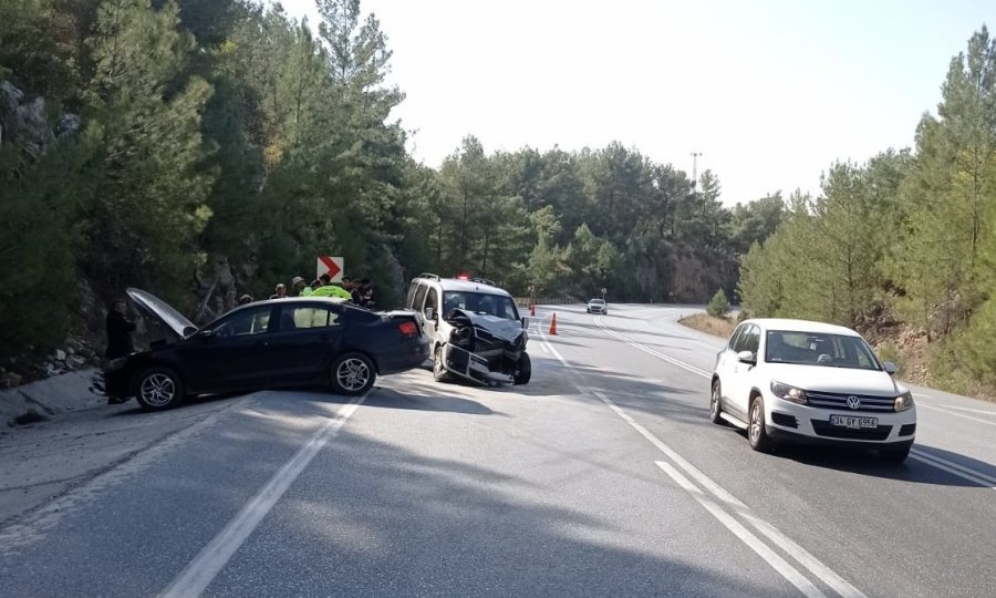 Antalya’da 2 Araç Çarpıştı: 5 Yaralı