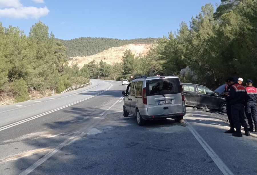 Antalya’da 2 Araç Çarpıştı: 5 Yaralı