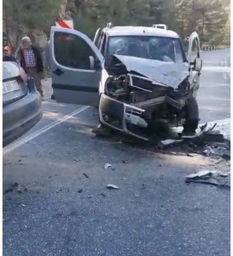 Antalya’da 2 Araç Çarpıştı: 5 Yaralı