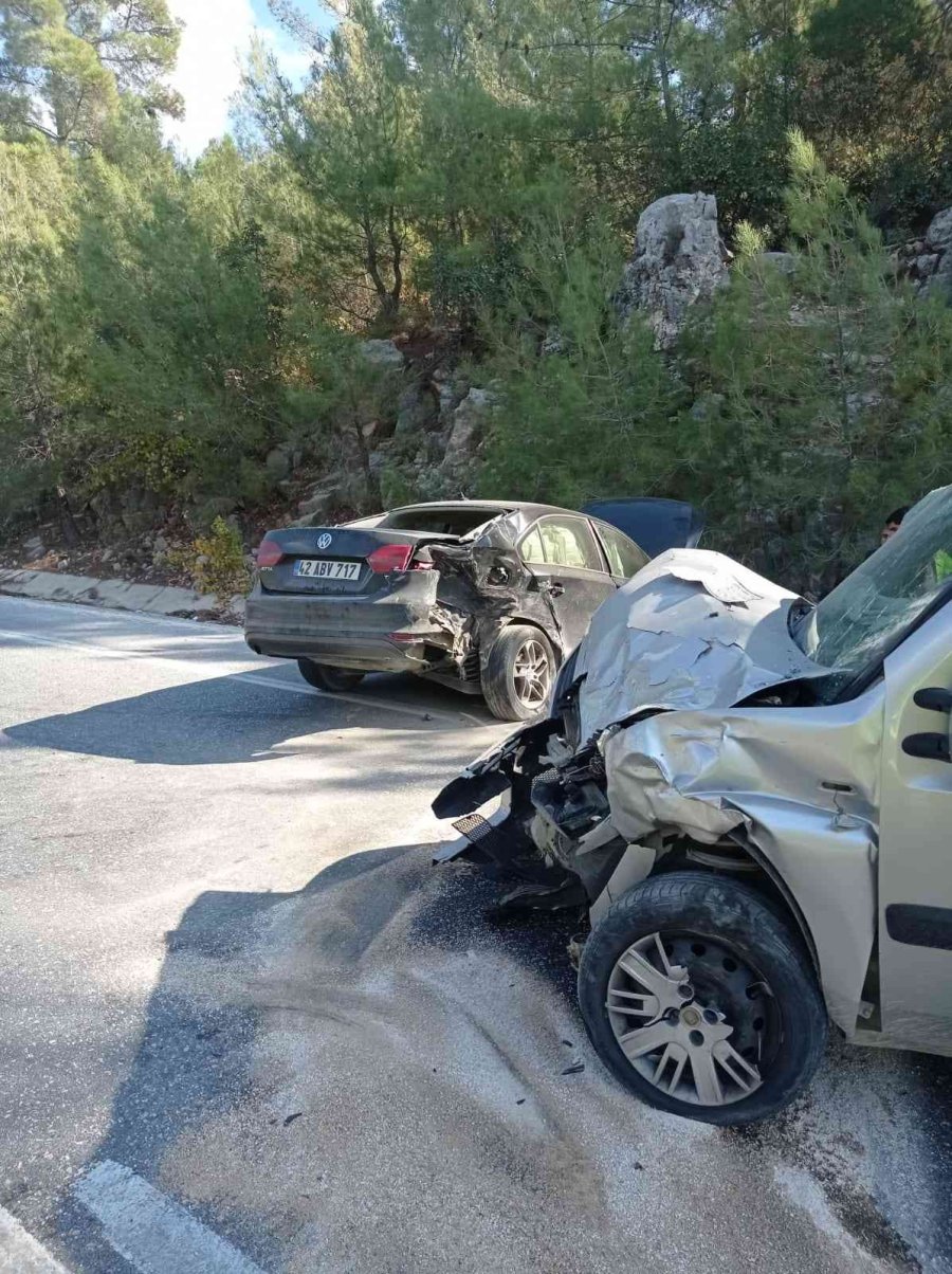 Antalya’da 2 Araç Çarpıştı: 5 Yaralı
