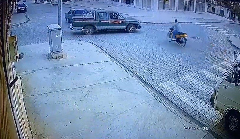 Kamyonetle Çarpışan Motosiklet Sürücüsü Ölümden Döndü