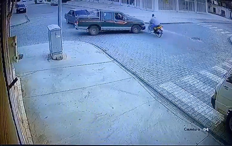Kamyonetle Çarpışan Motosiklet Sürücüsü Ölümden Döndü