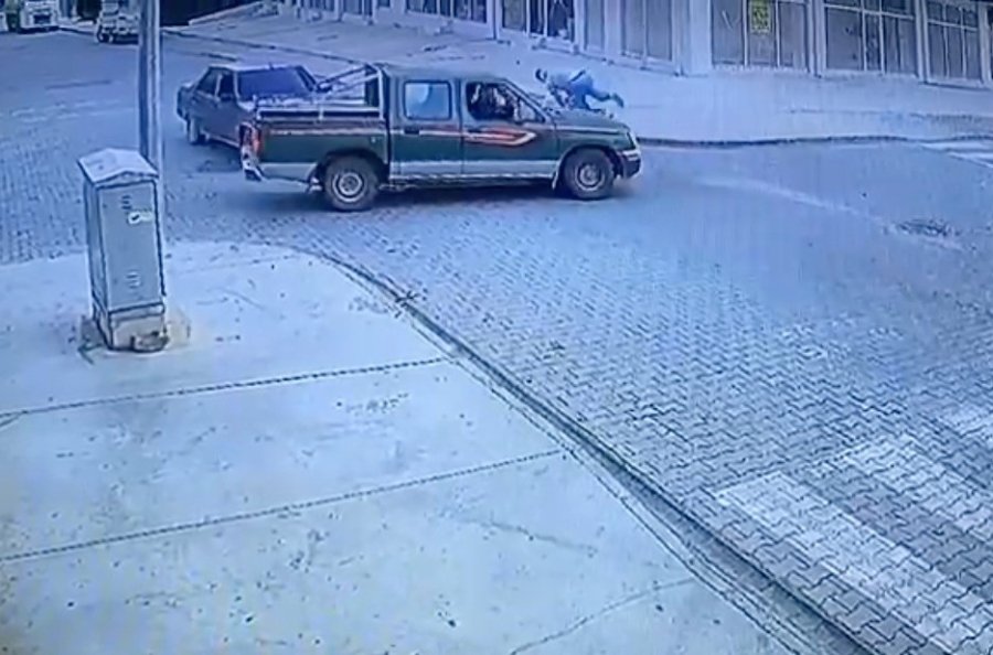 Kamyonetle Çarpışan Motosiklet Sürücüsü Ölümden Döndü