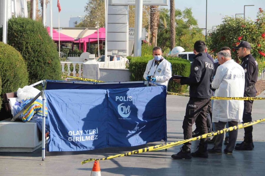 Oteller Bölgesinde Yaşadığı Bankta Ölü Bulundu