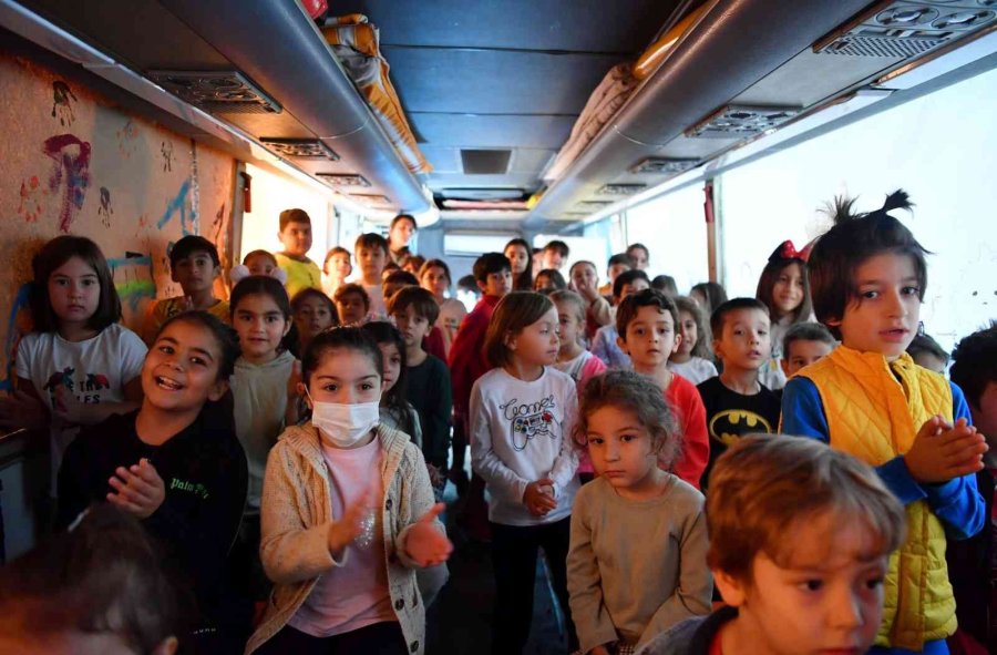 Çocuklar Tiyatro Otobüsü’nü Sevdi