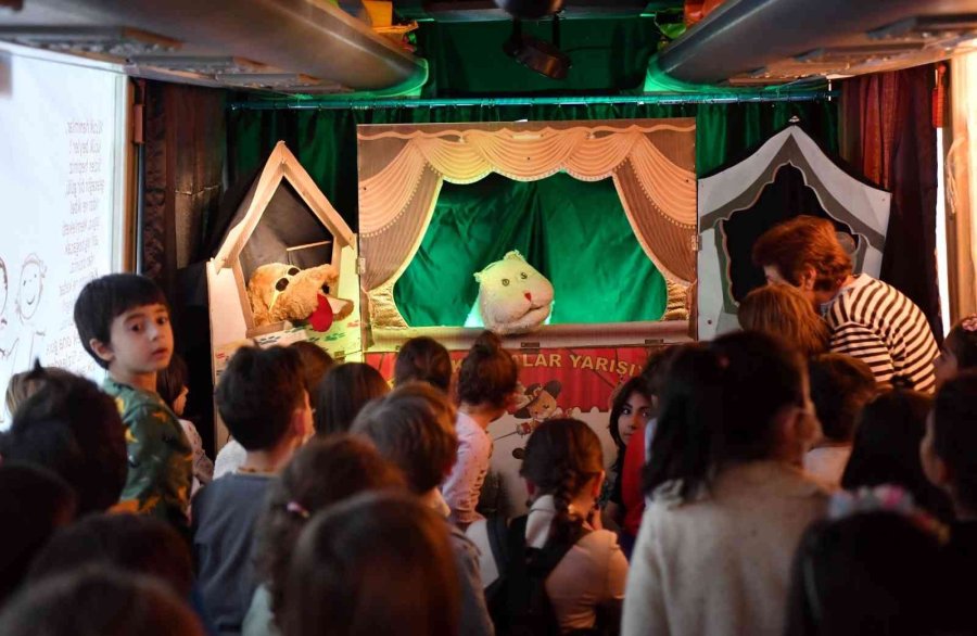 Çocuklar Tiyatro Otobüsü’nü Sevdi