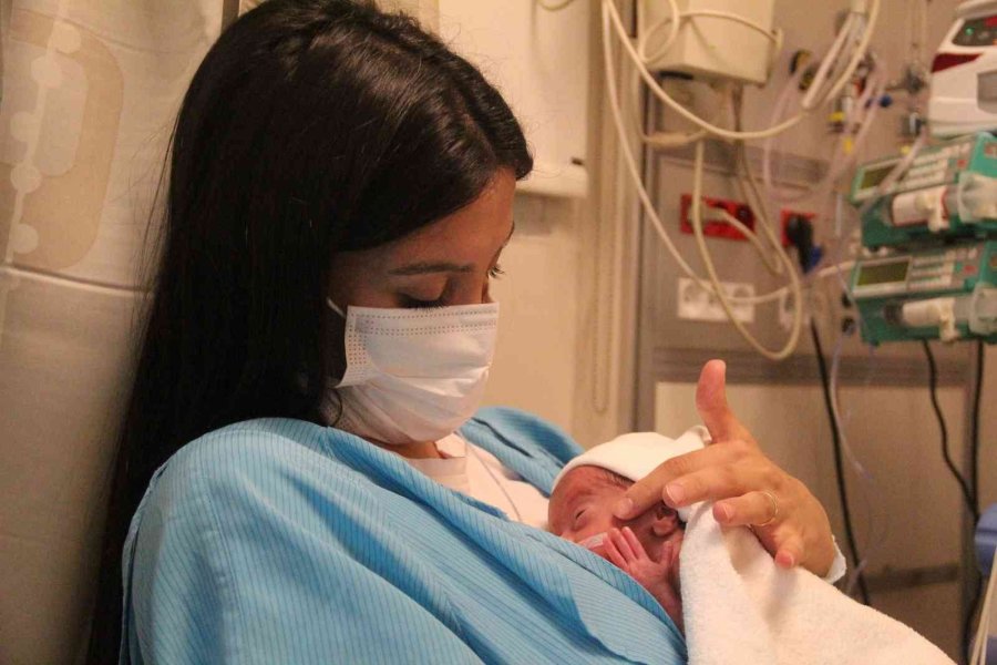 Antalya’da Turizmci Çifte 3’üz Bebek Şoku: "her Şeyi 3’le Çarptım, İki Hafta Kendime Gelemedim"