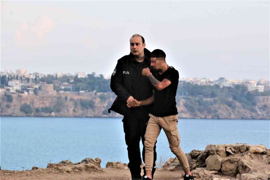 40 Metrelik Falezin Ucunda İntihar Girişimi Film İzler Gibi İzlediler