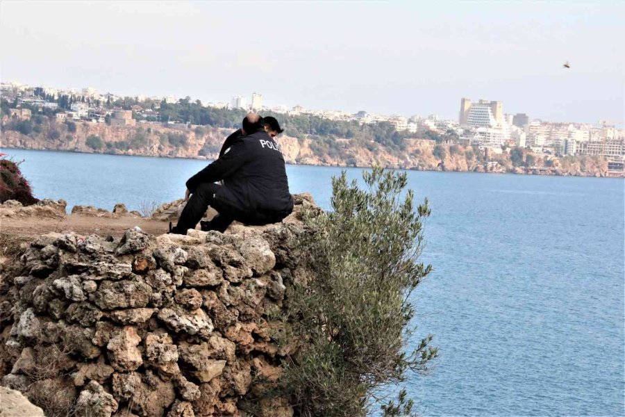 40 Metrelik Falezin Ucunda İntihar Girişimi Film İzler Gibi İzlediler