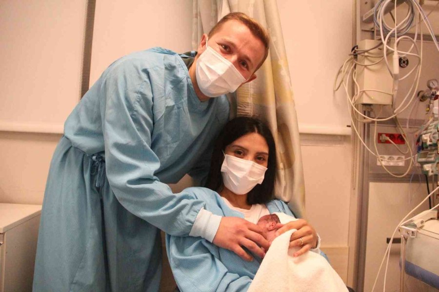 Antalya’da Turizmci Çifte 3’üz Bebek Şoku: "her Şeyi 3’le Çarptım, İki Hafta Kendime Gelemedim"