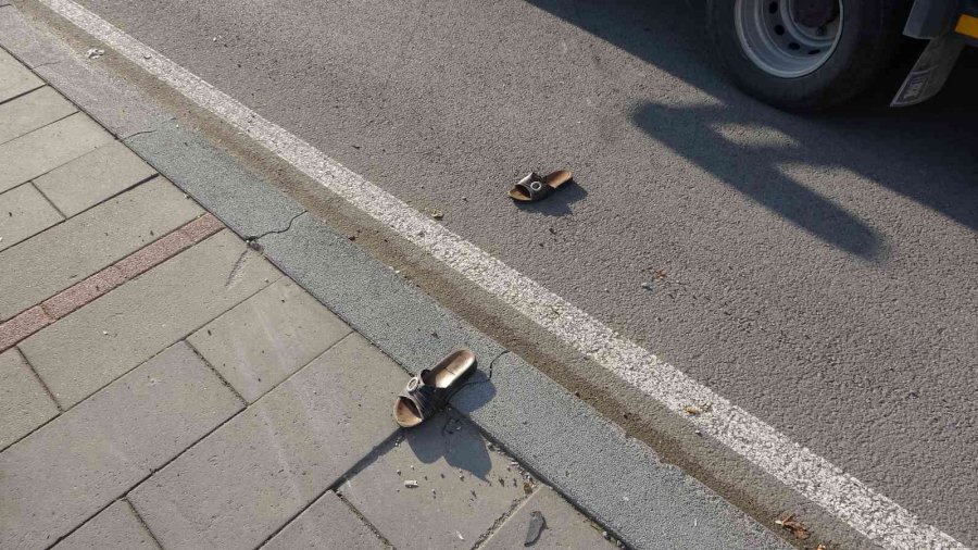 Otomobil, Kaldırımda Yürüyen Yaşlı Çifte Çarptı: 1 Ölü, 2 Yaralı