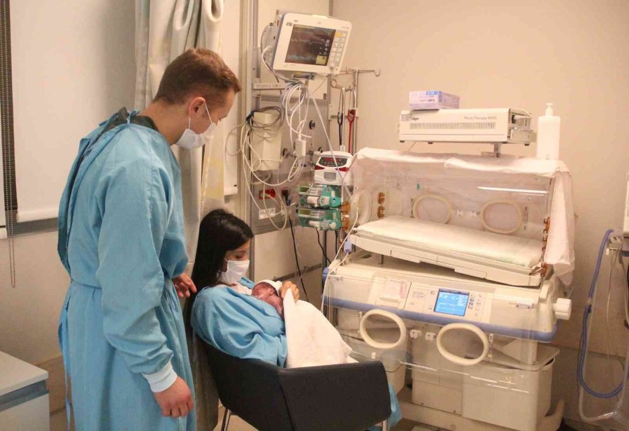 Antalya’da Turizmci Çifte 3’üz Bebek Şoku: "her Şeyi 3’le Çarptım, İki Hafta Kendime Gelemedim"