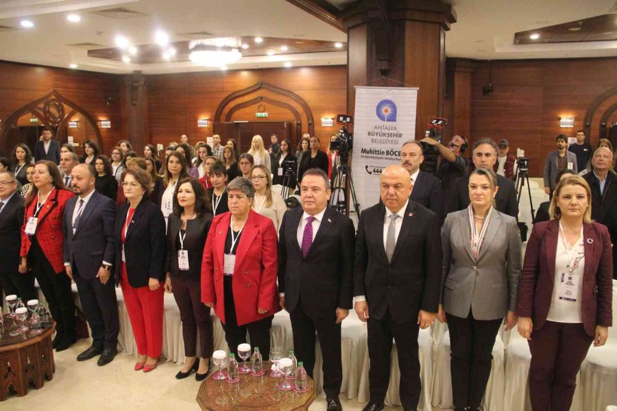 Antalya Büyükşehir Belediye Başkanı Böcek: "2 Bin 602 Kadın Çalışanımızla, Kadın Erkek Ayrımı Yapmadan Hizmet Ediyoruz"