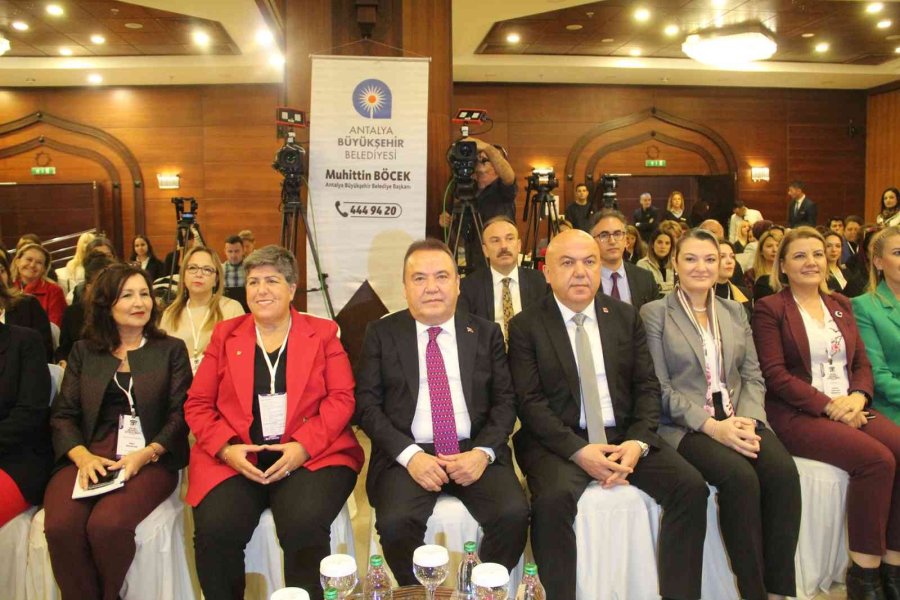 Antalya Büyükşehir Belediye Başkanı Böcek: "2 Bin 602 Kadın Çalışanımızla, Kadın Erkek Ayrımı Yapmadan Hizmet Ediyoruz"
