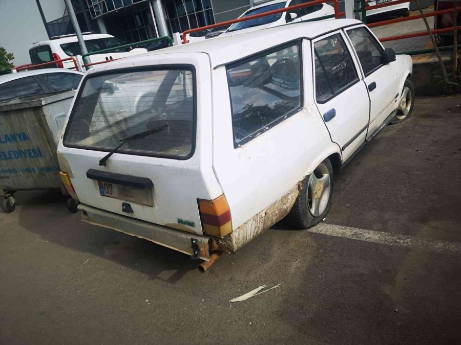 Antalya’da Uygunsuz Park Eden Ve Hurda Araçlar Sorgulandı