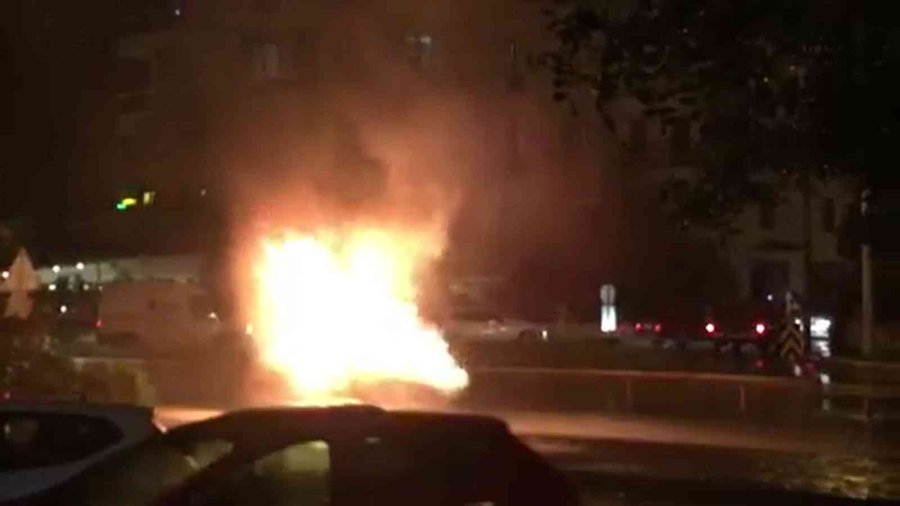 Seyir Halindeki Otomobil Alev Topuna Döndü