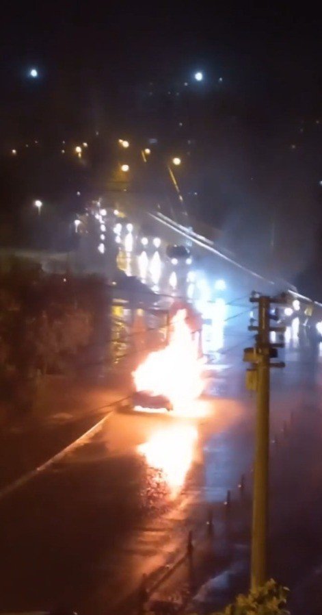 Seyir Halindeki Otomobil Alev Topuna Döndü