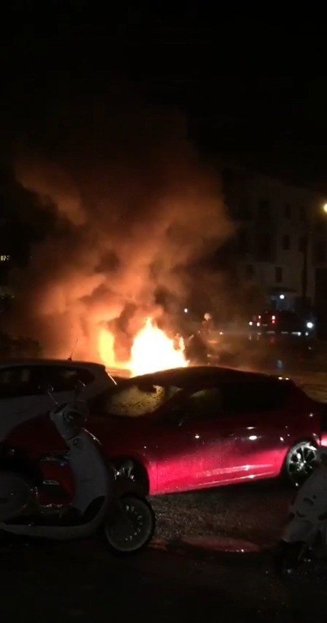 Seyir Halindeki Otomobil Alev Topuna Döndü