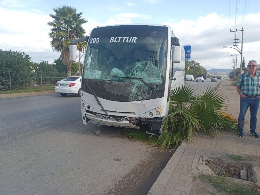 Havalimanına Turistleri Taşıyan Midibüs Karşı Şeride Geçti, Kaza Ucuz Atlatıldı