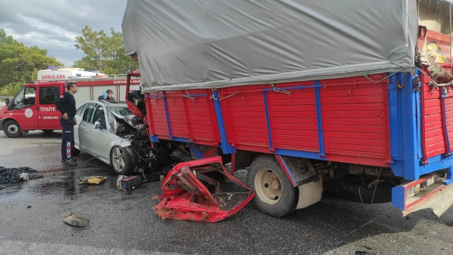 Antalya’da Kamyonet İle Otomobil Kafa Kafaya Çarpıştı: 2 Ölü, 1’i Ağır 6 Yaralı