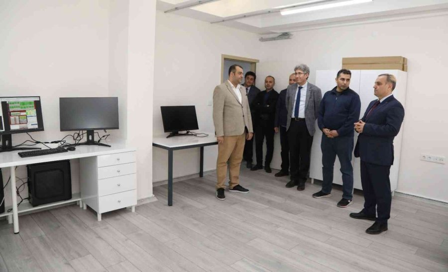 Rektör Altun, Araştırma Merkezleri Ve Laboratuvarlarını Ziyaret Etti