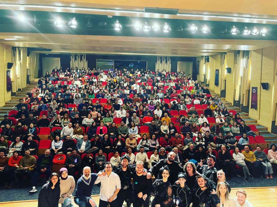 Eskişehir Sui Generis Tiyatro, Yeni Sezon Tiyatro Oyunu ‘kargalar’ Prömiyer Yaptı