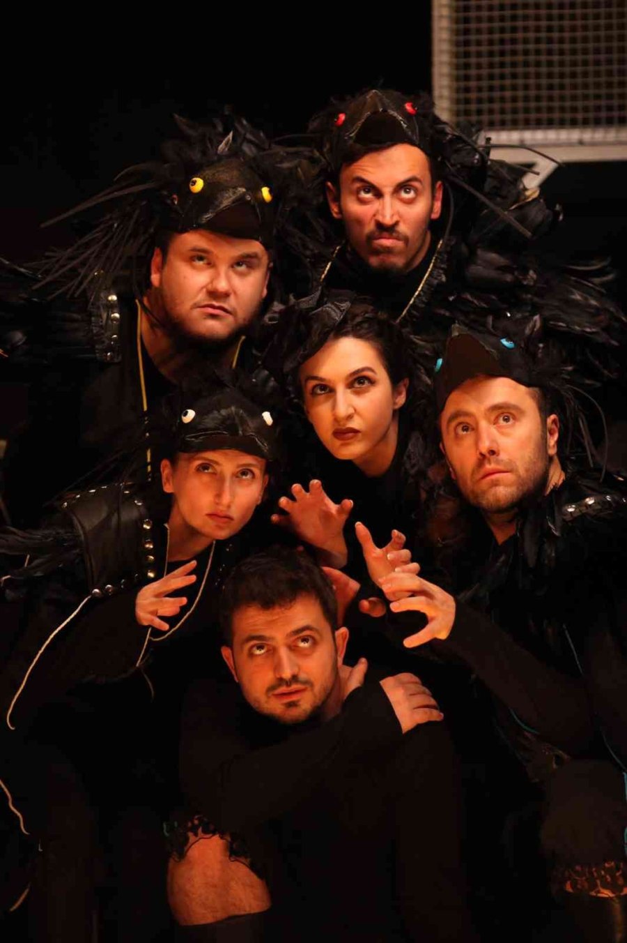 Eskişehir Sui Generis Tiyatro, Yeni Sezon Tiyatro Oyunu ‘kargalar’ Prömiyer Yaptı