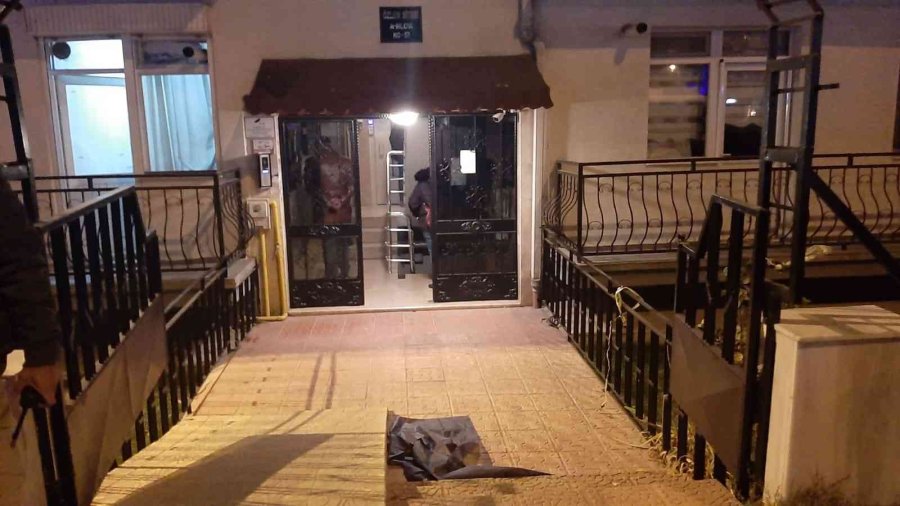 5’inci Kattan Düşerek Beton Zemine Çakılan 60 Yaşındaki Kadın Hayatını Kaybetti