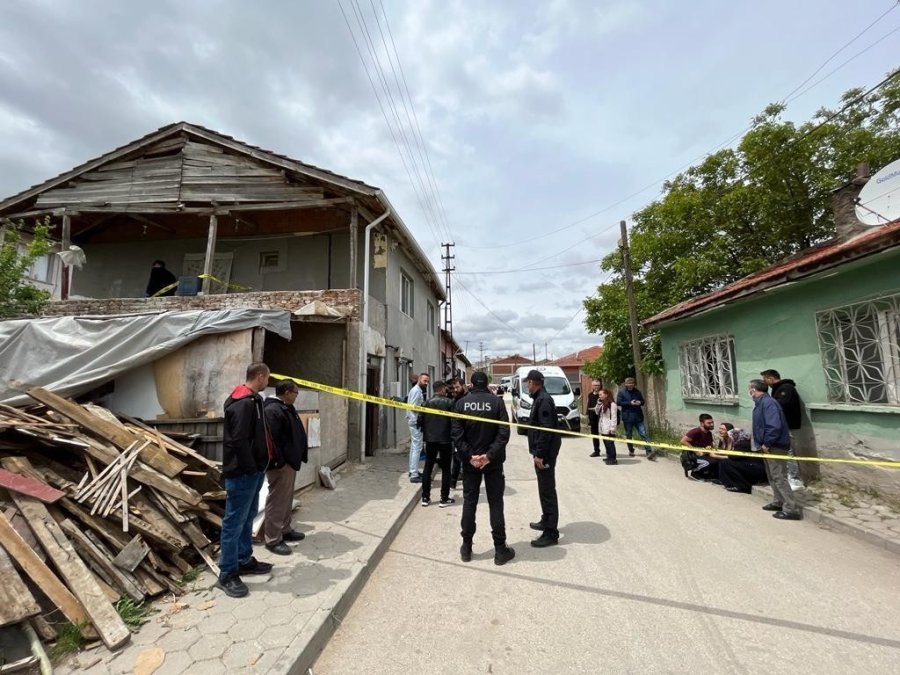 Annesini Öldüren Çocuğa 19 Yıla Kadar, Azmettirici Babaya Ağırlaştırılmış Müebbet Hapis Talebi