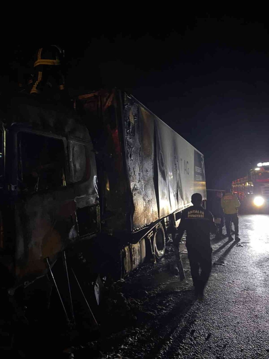Antalya’da Muz Yüklü Tır Alev Alev Yandı