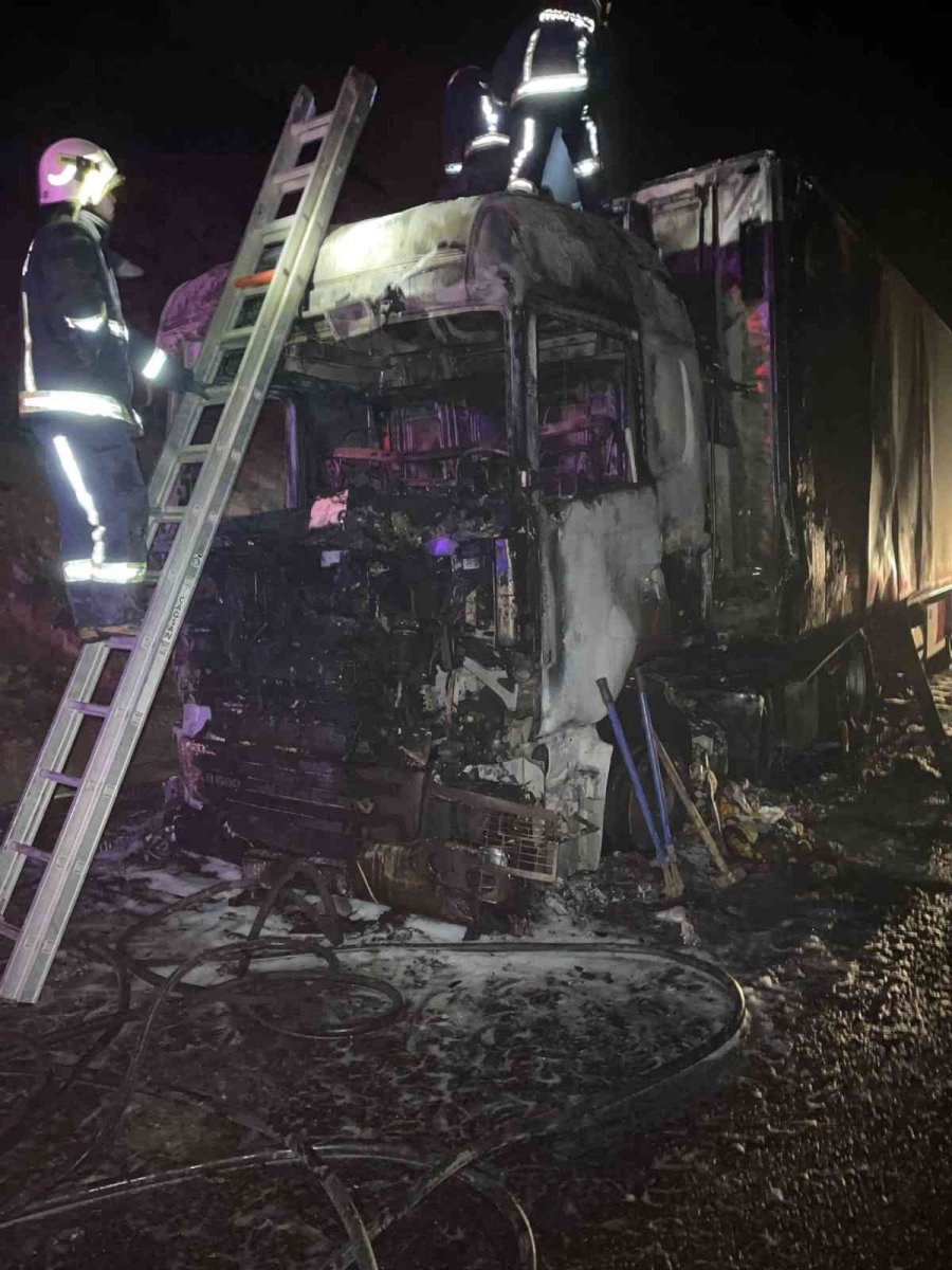 Antalya’da Muz Yüklü Tır Alev Alev Yandı