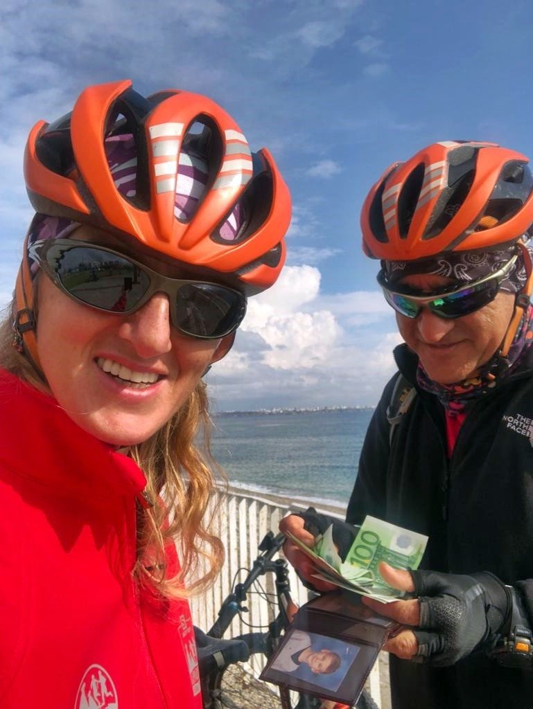 İçinde 30 Bin Liralık Döviz Bulunan Cüzdanı, Cüzdandaki Havlu Kartından Ulaştıkları Turiste Teslim Ettiler