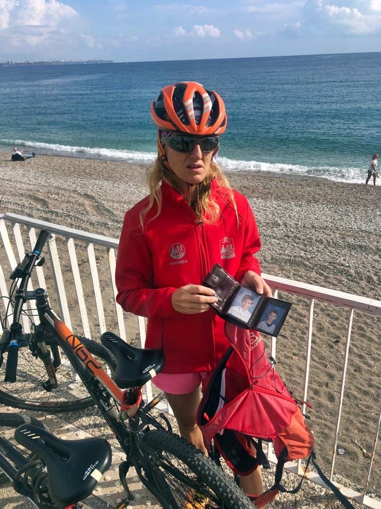 İçinde 30 Bin Liralık Döviz Bulunan Cüzdanı, Cüzdandaki Havlu Kartından Ulaştıkları Turiste Teslim Ettiler