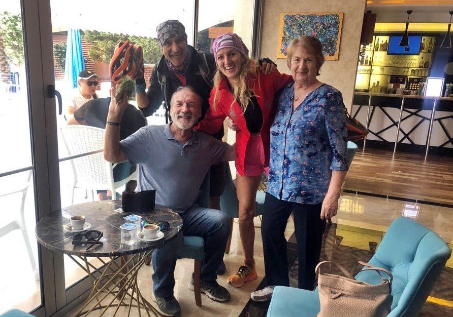 İçinde 30 Bin Liralık Döviz Bulunan Cüzdanı, Cüzdandaki Havlu Kartından Ulaştıkları Turiste Teslim Ettiler