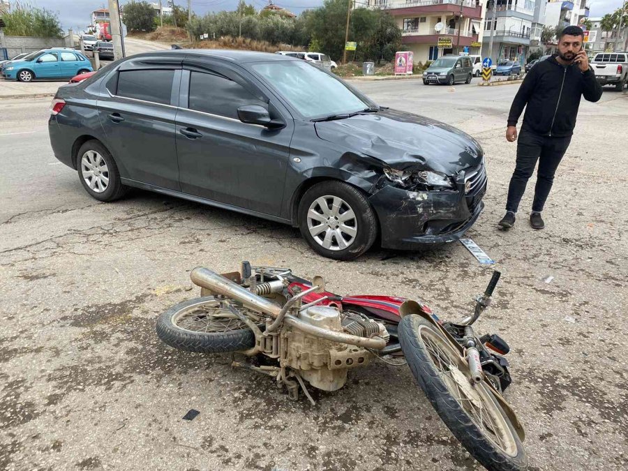 Antalya’da Motosiklet İle Otomobil Kavşakta Çarpıştı: 1 Yaralı