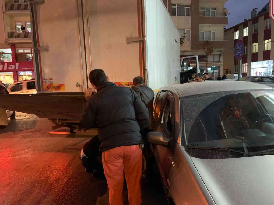 Dar Yolda Sıkışan Tır Park Halindeki Aracı Metrelerce Sürükledi
