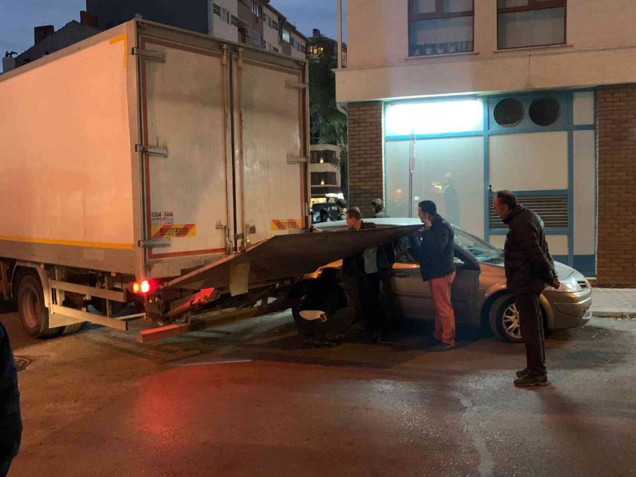 Dar Yolda Sıkışan Tır Park Halindeki Aracı Metrelerce Sürükledi
