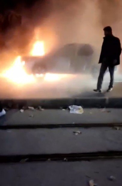 Seyir Halindeyken Alev Alan Araç Kullanılamaz Hale Geldi