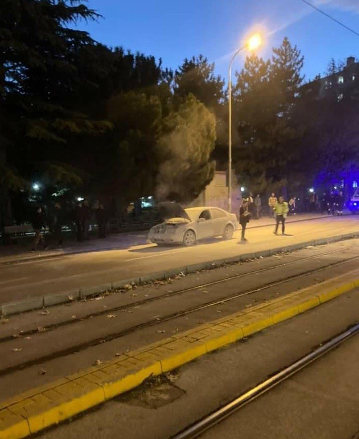 Seyir Halindeyken Alev Alan Araç Kullanılamaz Hale Geldi
