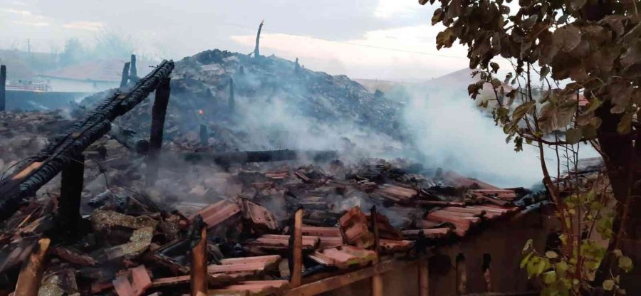 Konya’da Ahır Ve Samanlık Yangını