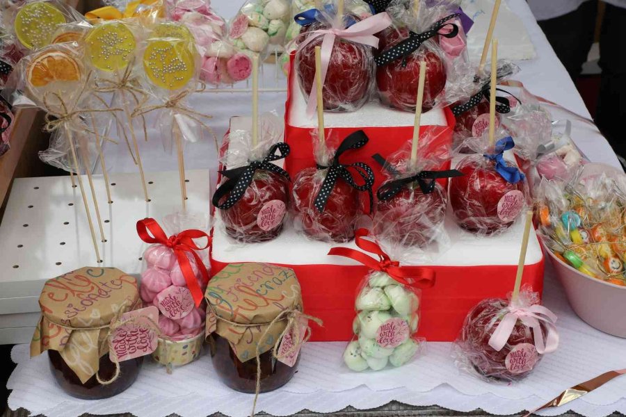 Tarihi Meydanda En Renkli ‘pazar’