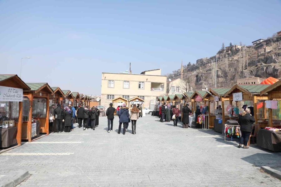Tarihi Meydanda En Renkli ‘pazar’
