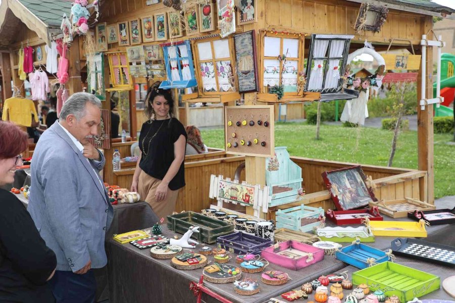 Tarihi Meydanda En Renkli ‘pazar’