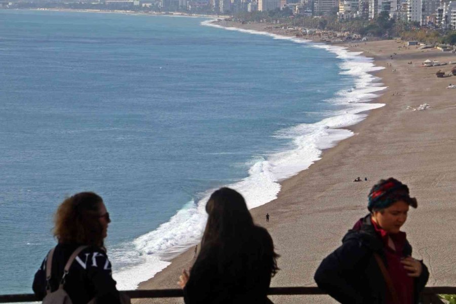 Dev Dalgalara Kafa Tuttular, Her Defasında Kıyıya Sevruldular